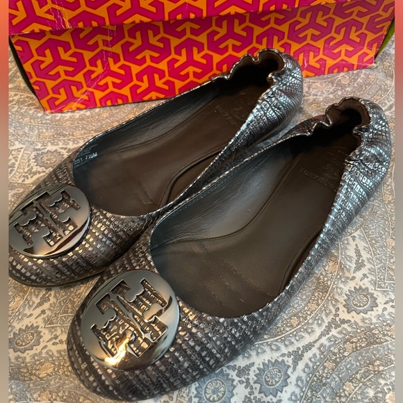 TORY BURCH - Reva Logo flats. Size 7.5 Metallic lizard - pewter w/ box! EUC - Picture 5 of 5